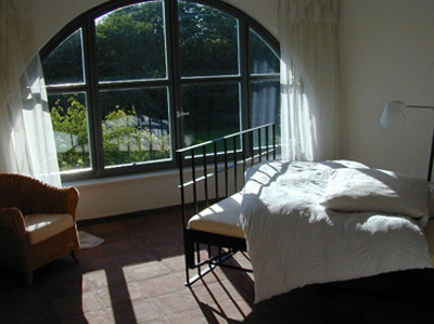 Schlafzimmer mit runder Fensterfront