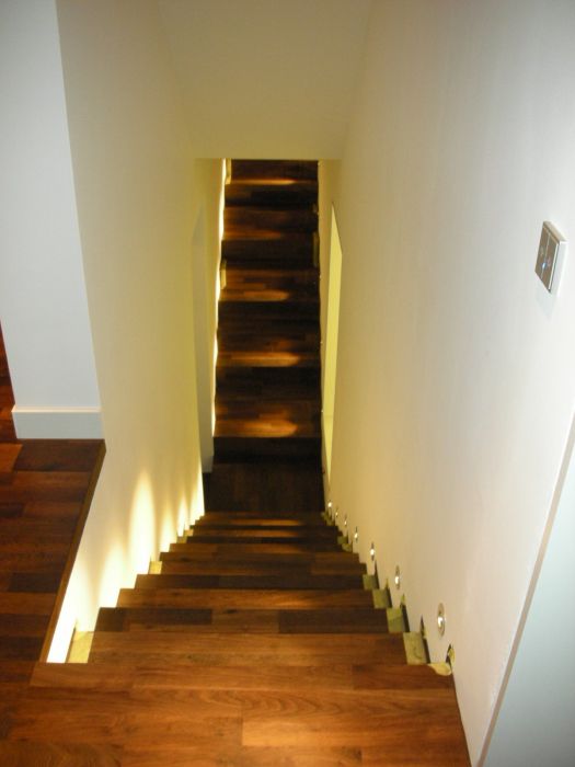 Doppelte Treppe mit Seitenbeleuchtung