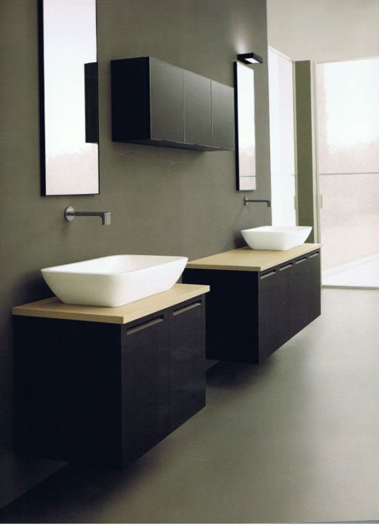 Doppelbadezimmer in Grau und Holz